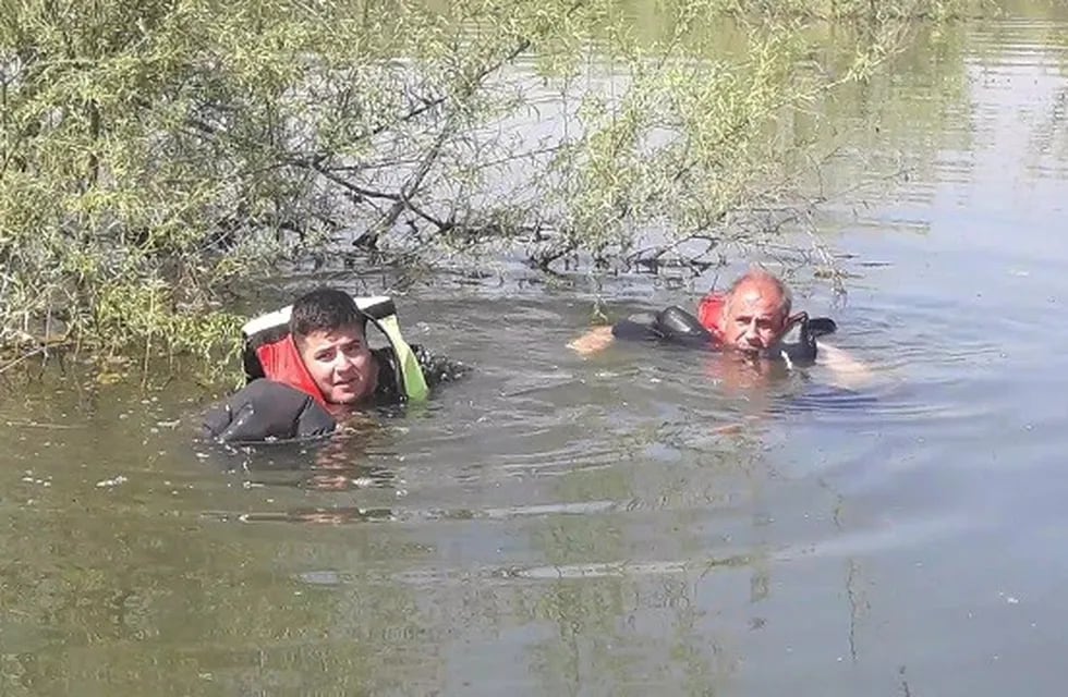 Tres pescadores pasaron 20 horas en el agua esperando ser rescatados. (Policía de Salta)
