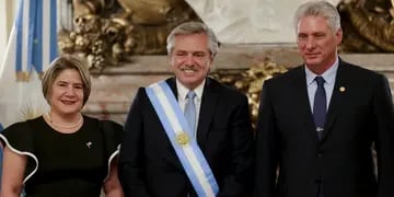 El presidente de Argentina, Alberto Fernández, en el centro, posa para una foto con el presidente de Cuba, Miguel Díaz-Canel, a la derecha, y su esposa Lis Cuesta en el palacio presidencial en Buenos Aires.