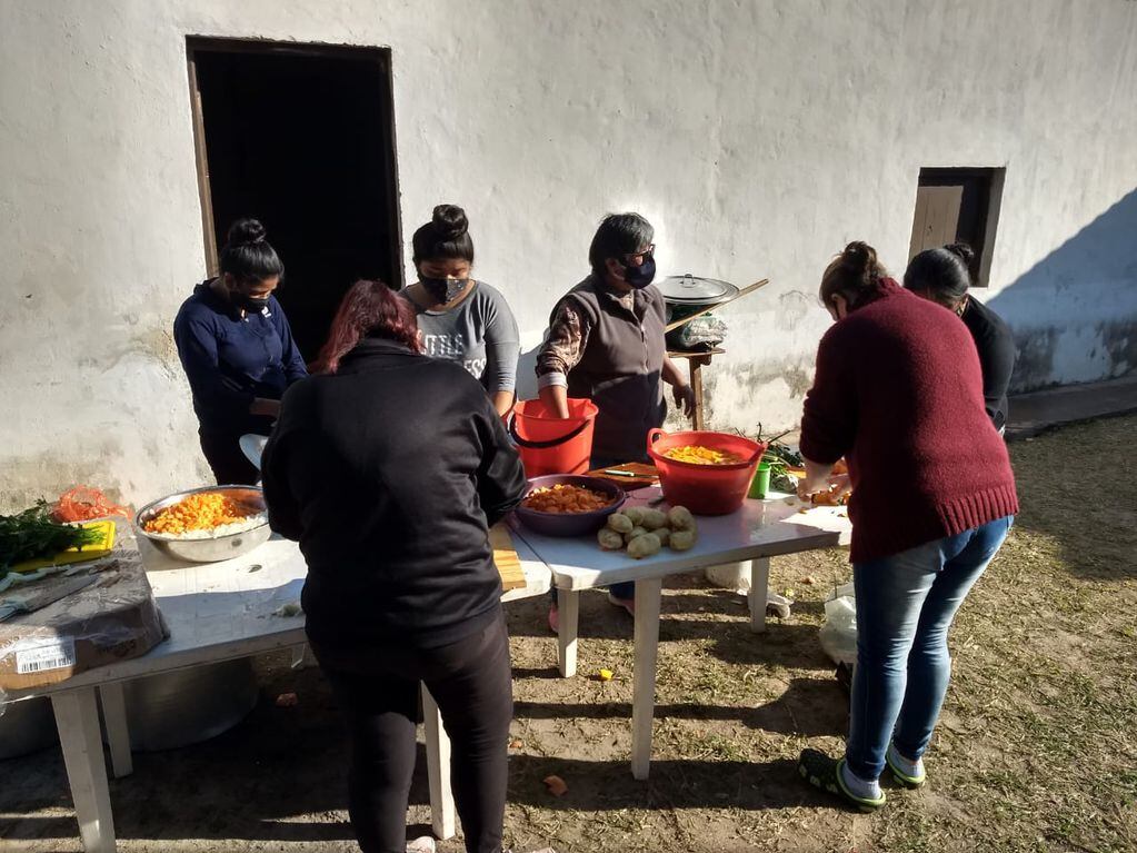 Mujeres de la comunidad se sumaron a cocinar en las Ollas Itinerantes.