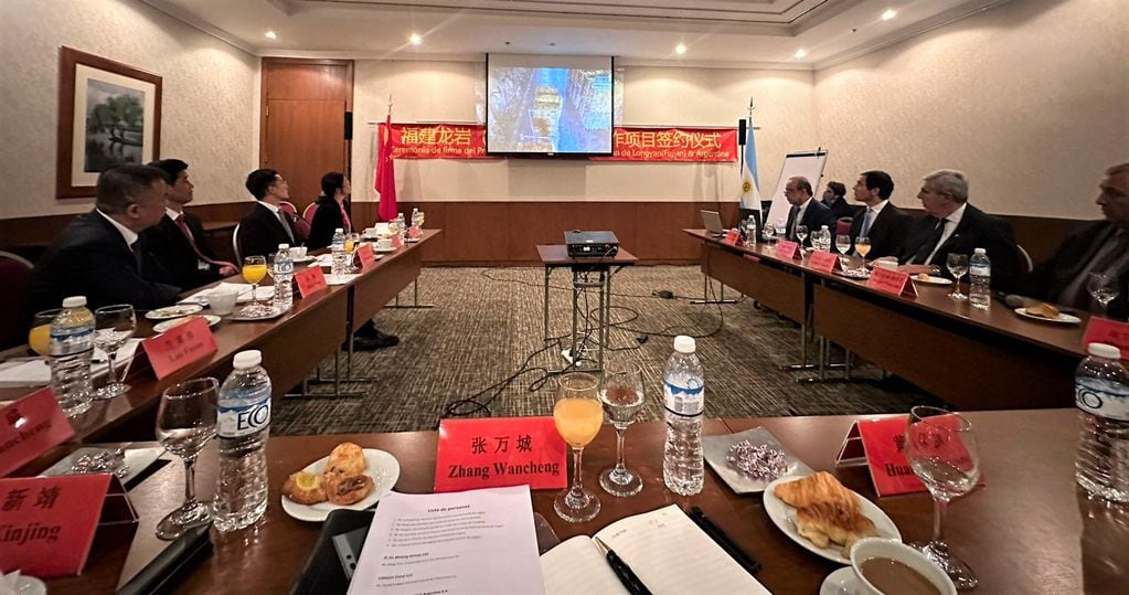 El vicegobernador de Jujuy, Carlos Haquim (derecha) en la reunión con empresarios chinos en Buenos Aires.