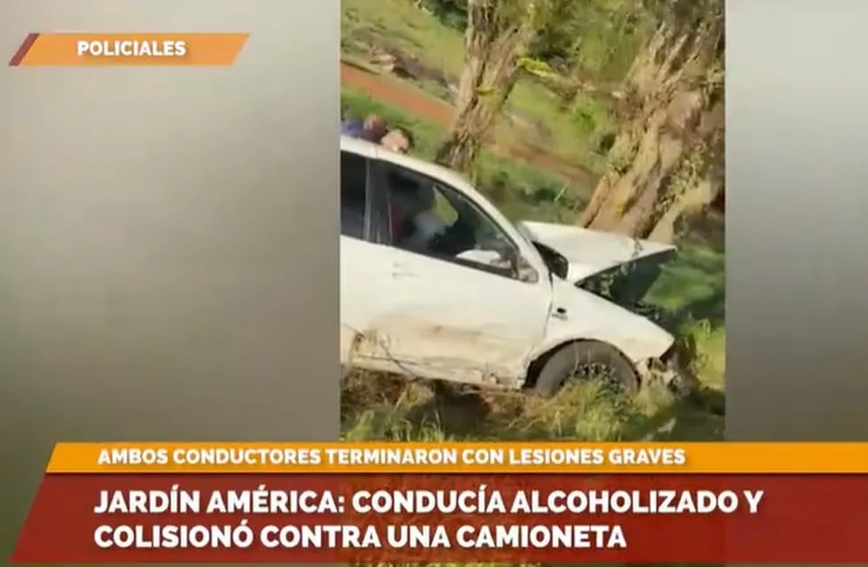 Alcohol al volante en Jardín América: impactó contra una camioneta y terminó incrustado en un árbol.