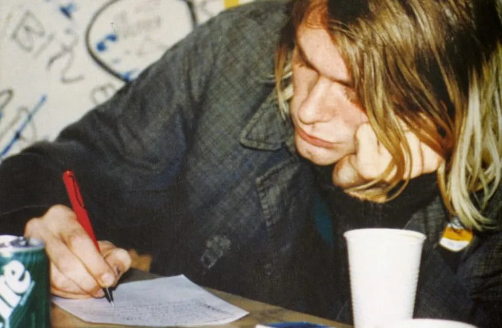 Kurt Cobain escribiendo una lista de temas. (Foto: Web)