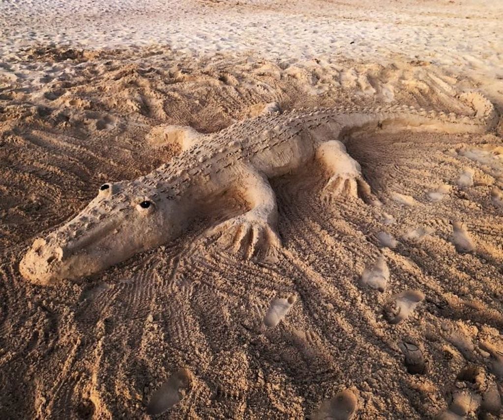 Laurita Fernández, Nicolás y Rufina Cabré hicieron un caimán de arena en Playa del Carmen, México (Foto: Instagram/ @holasoylaurita)