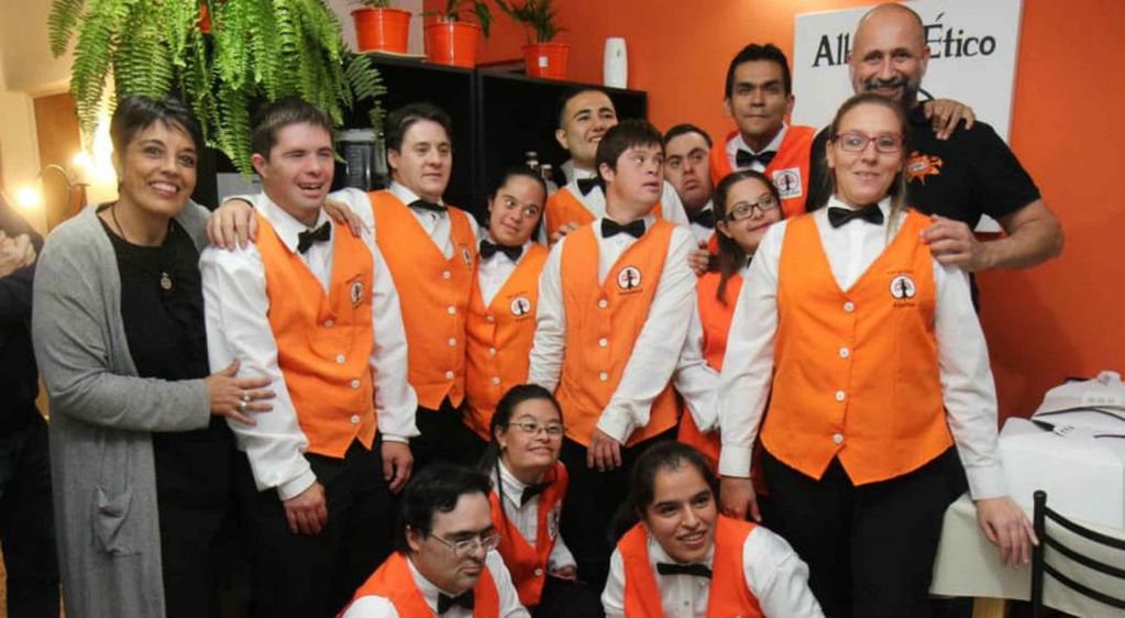 Lucía Torres junto a los jóvenes, anfitriones del Hostel. (Foto: Facebook / Albergo Ético Argentina)