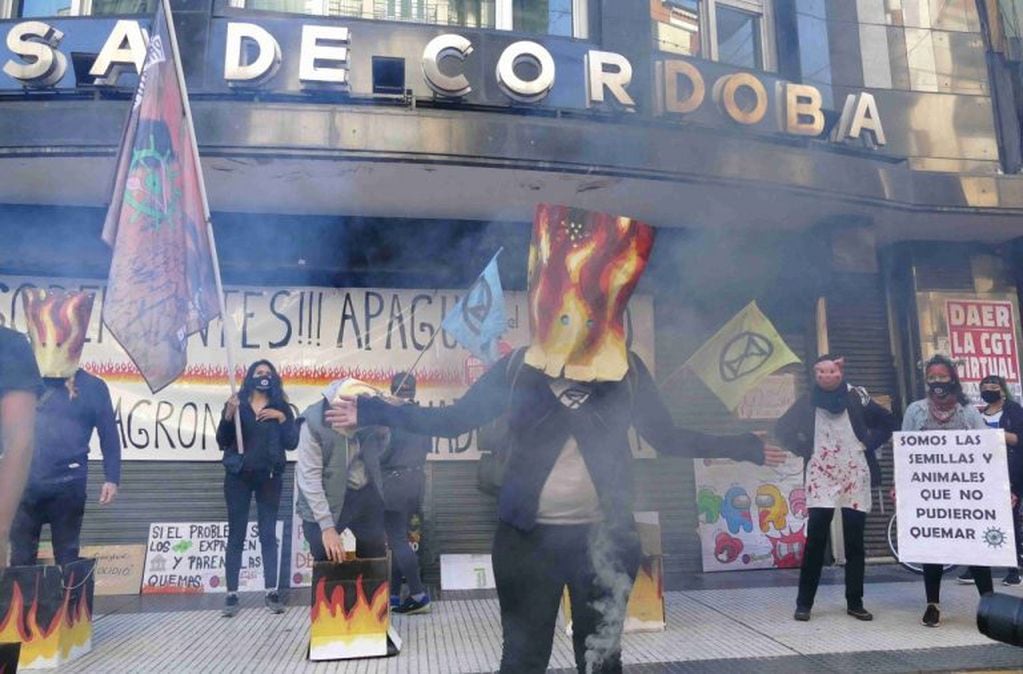 Protesta frente a la casa de Córdoba en Buenos Aires por los incendios. Clarin