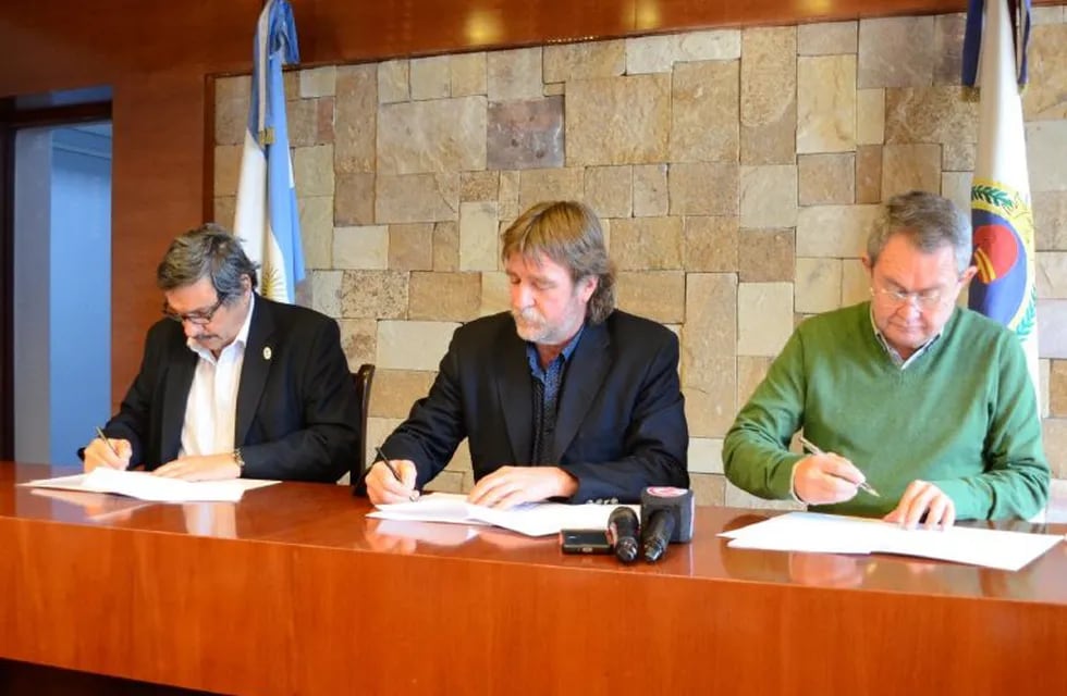 Tecchi, Rizzotti y Pizarro, al momento de firmar la documentación del convenio.