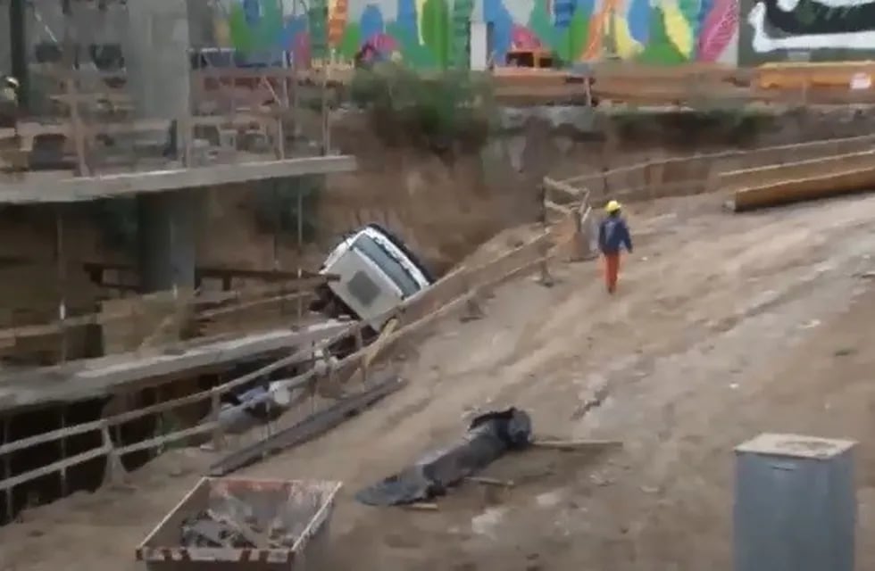 El camión cayó en la mega obra que se realiza en Rodríguez y Rivadavia.