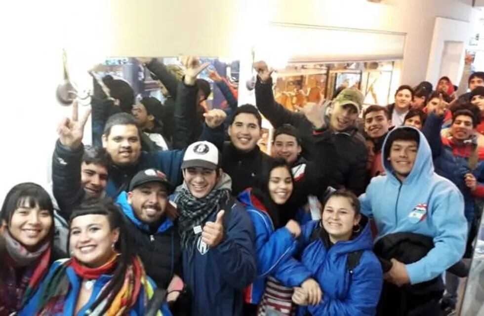 Los fanáticos pasaron la noche haciendo fila para obtener una entrada.