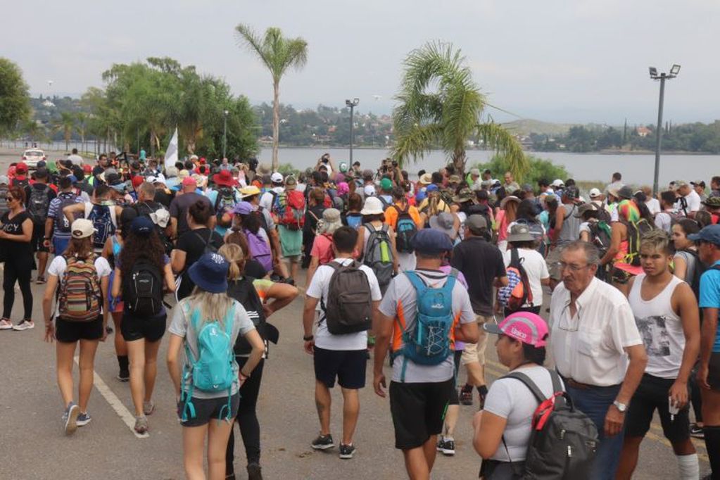 Más de 1100 personas dieron inicio a la "Cabalgata Brocheriana" este jueves desde Carlos Paz. (Foto: Municipal).