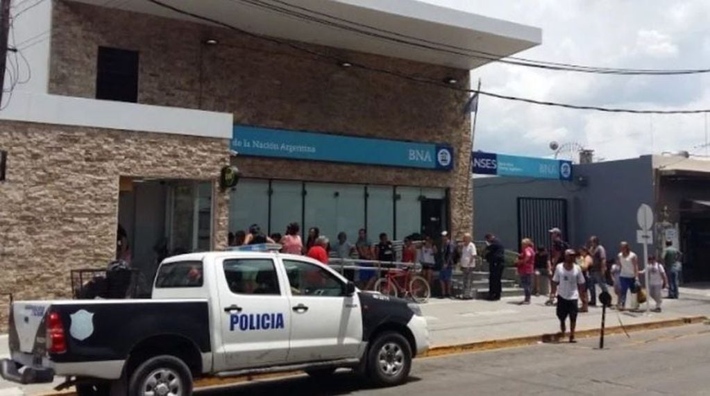 Robaron la sucursal del Banco Nación en Isidro Casanova y mataron a un cajero durante la fuga. (Web)