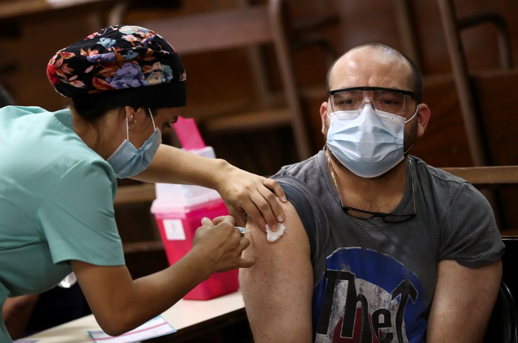 Un hombre se vacuna con la Sputnik V (REUTERS/Agustin Marcarian)
