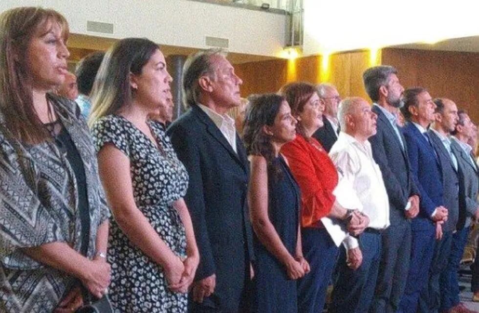 Tamara Salomón (UCR) -la segunda de izquierda a derecha-, fue la legisladora que en pleno Himno miraba su celular.
