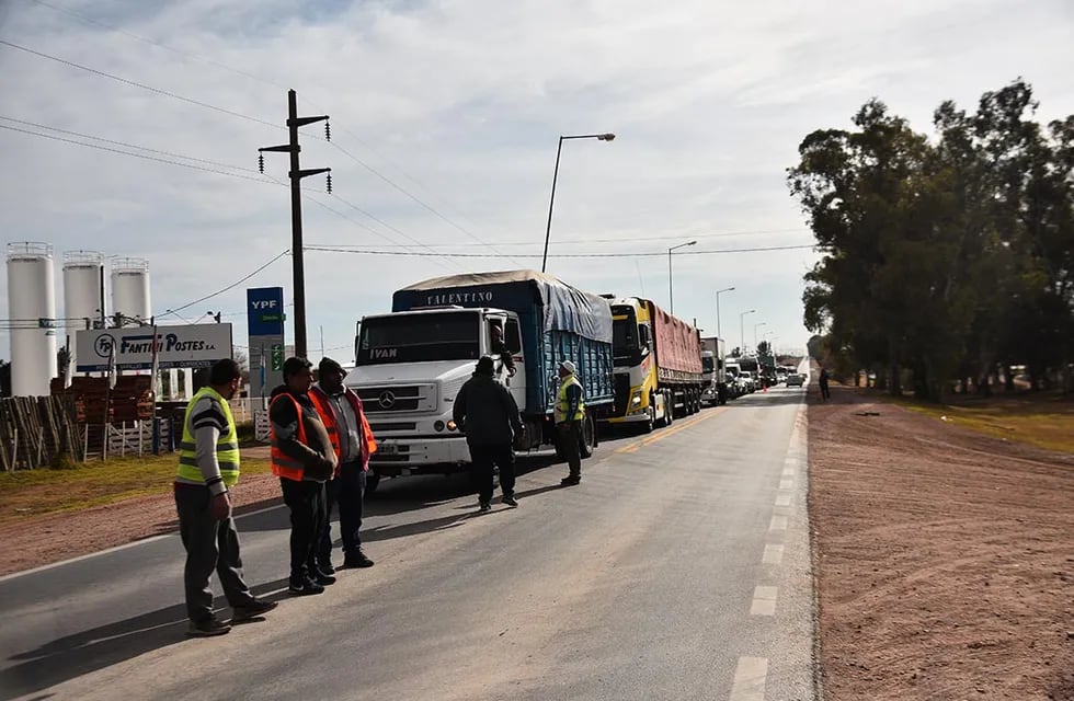 Protesta de transportistas en Sinsacate por la falta de gasoil en Córdoba y el país. Foto: Pedro Castillo/LaVoz.