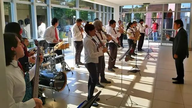 La banda municipal toca canciones navideñas en la capital salteña