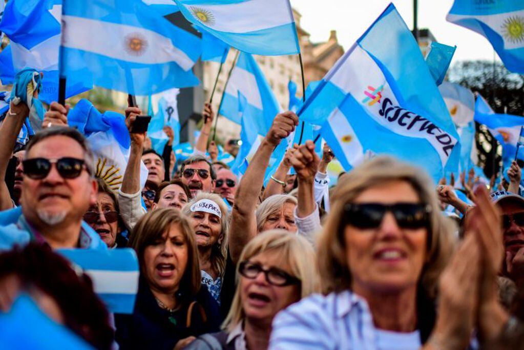 Los partidarios del presidente argentino Mauricio Macri asisten a un mitin de campaña cerca del Obelisco, en Buenos Aires, el 19 de octubre de 2019. Crédito: RONALDO SCHEMIDT / AFP.