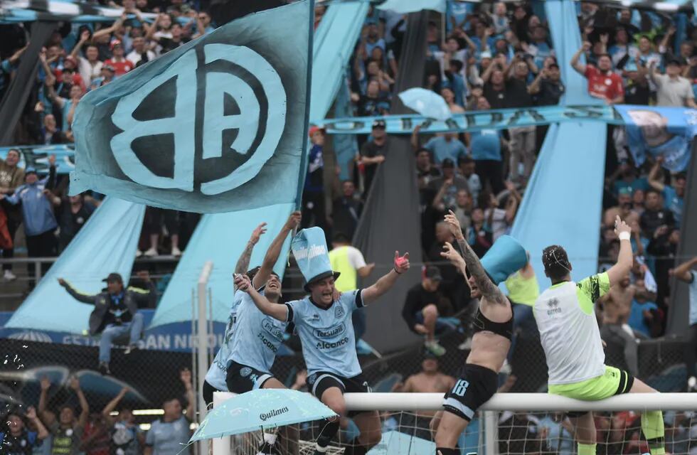 Belgrano festejará a Kempes lleno el ascenso. Y con el Gigante colmado el logro del equipo de fútbol femenino, para subir a Primera (Federico López Claro / La Voz / Enviado especial a San Nicolás).