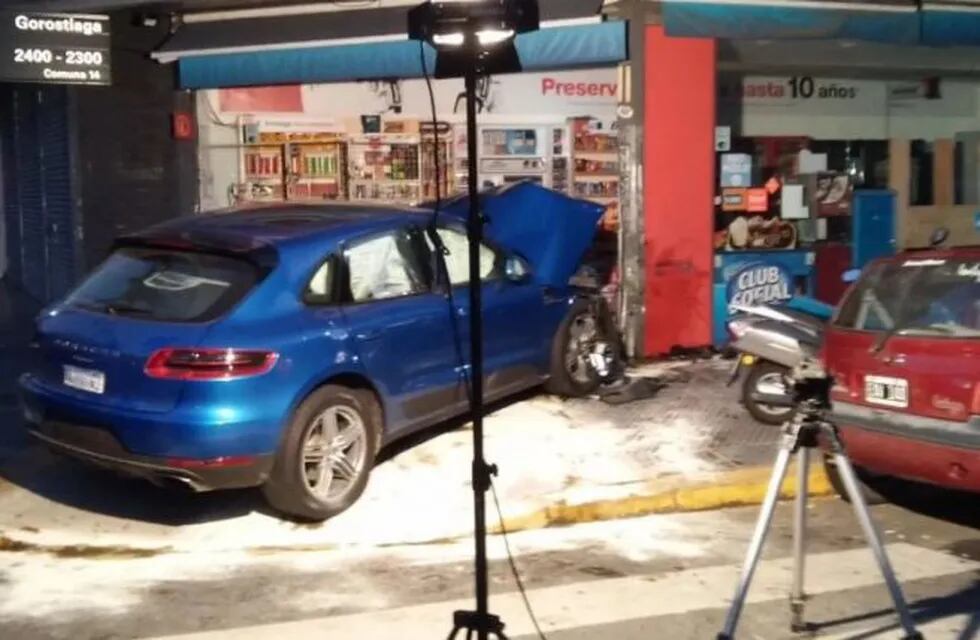 El propietario del kiosko logró esquivar el vehículo. (Foto: TN)