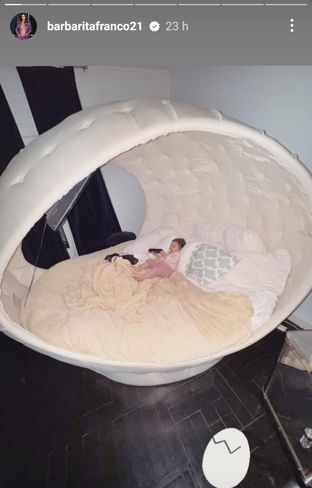 La particular “cama huevo” donde duerme la hija de Barby Franco