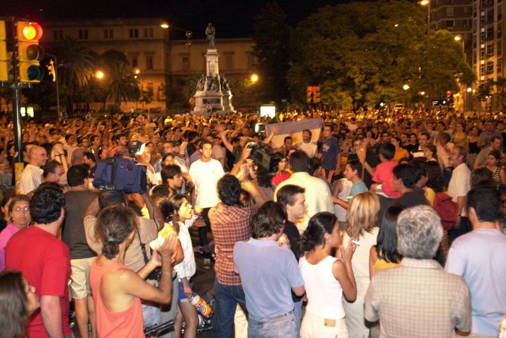 Concentración espontánea de cordobeses frente al Patio Olmos para protestar y reclamar cambios en la política económica.