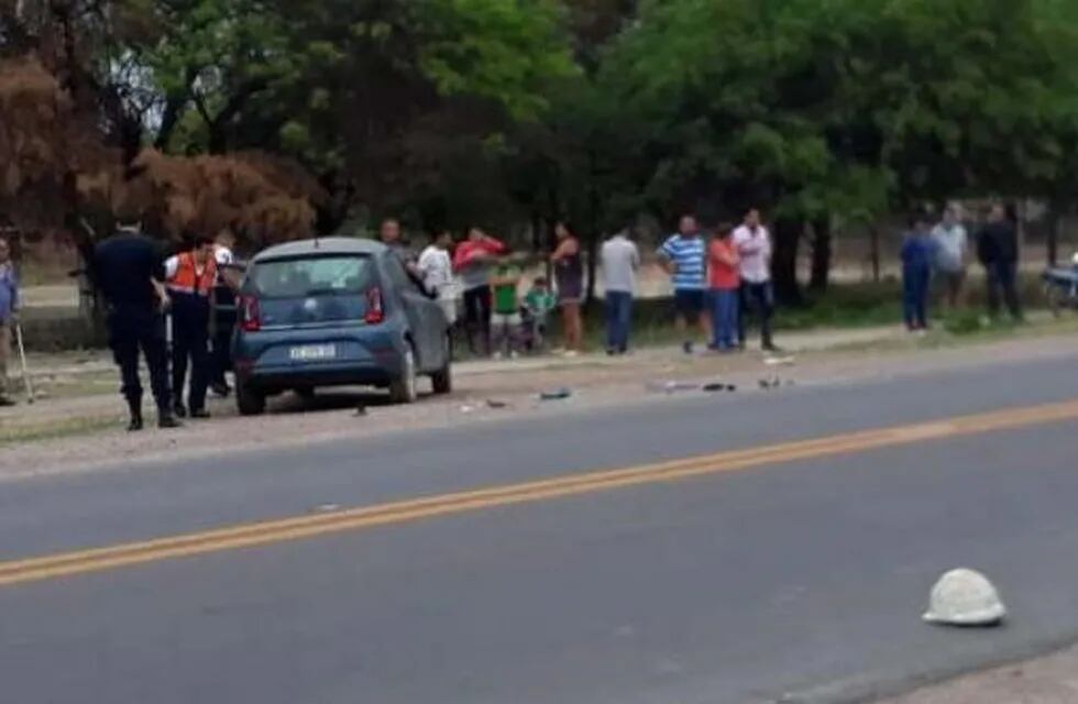 El vehículo se habría cruzado de carril e impactó a la mujer que trotaba al costado de la ruta.