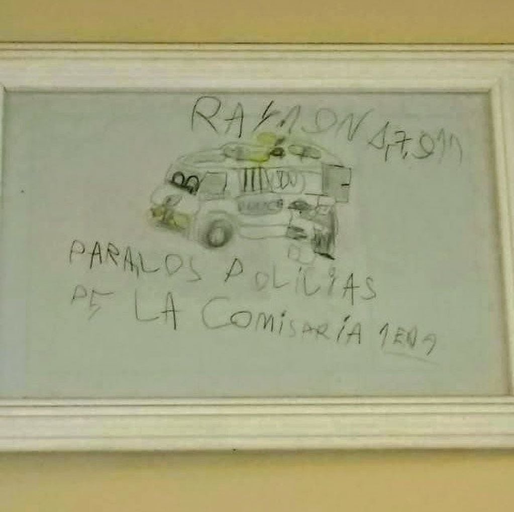 Los dibujos del pequeño decoran las paredes de la Comisaría de Esquina.