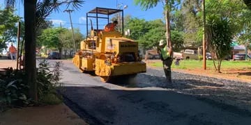 Realizan obras de asfalto sobre empedrado en Iguazú