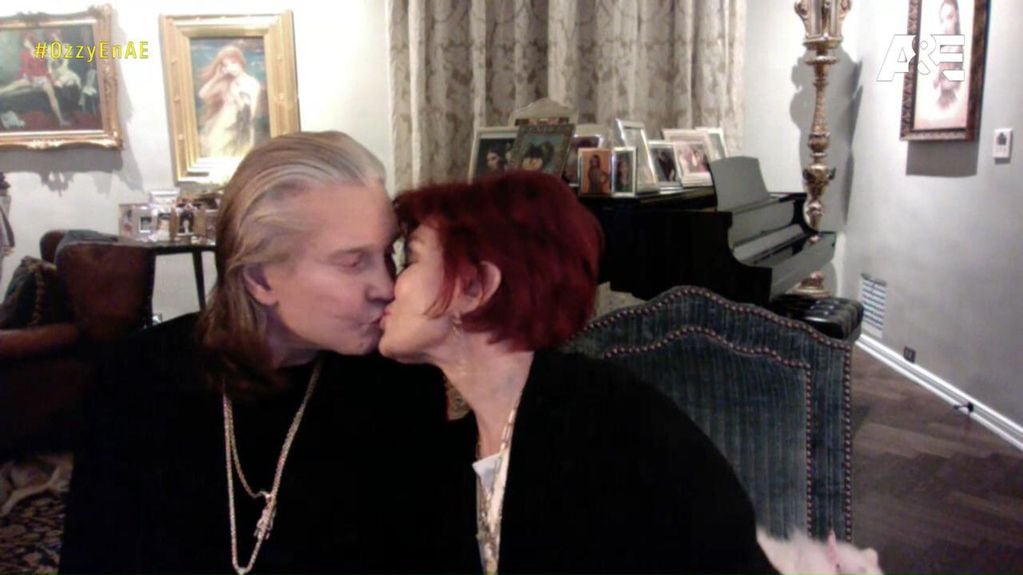 El beso de Ozzy y Sharon durante la transmisión en vivo.