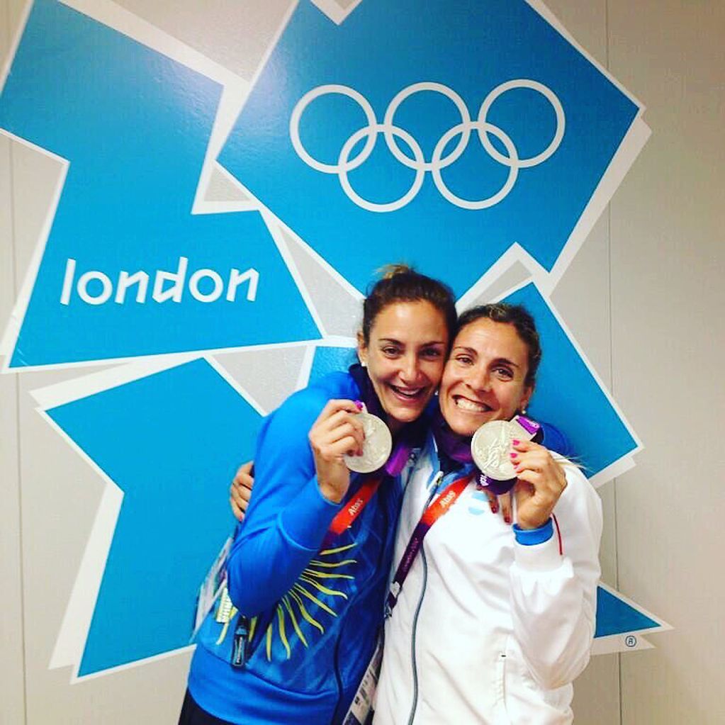 Lucha Aymar y macarena Rodríguez, en Las Leonas con la medalla de plata en los Juegos Olímpicos.