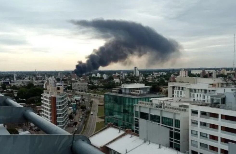 La densa columna de humo que se desprendían del galpón de Monticas podía verse a varias cuadras de distancia. (Twitter)