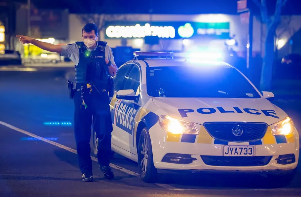 La policía neozelandesa en las afueras del supermercado donde ocurrió el atentado (AP/Brett Phibbs).