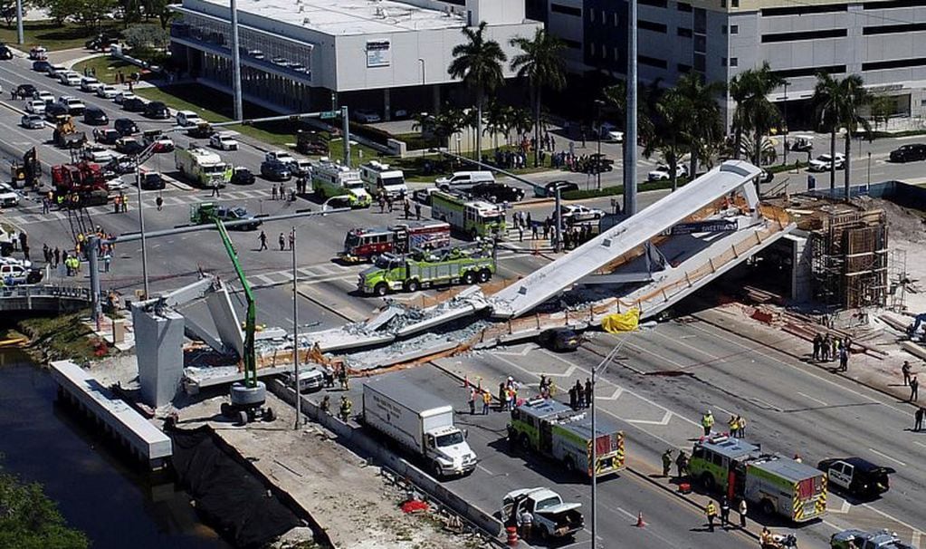 Un puente se desplomó en Miami. Foto: AP.
