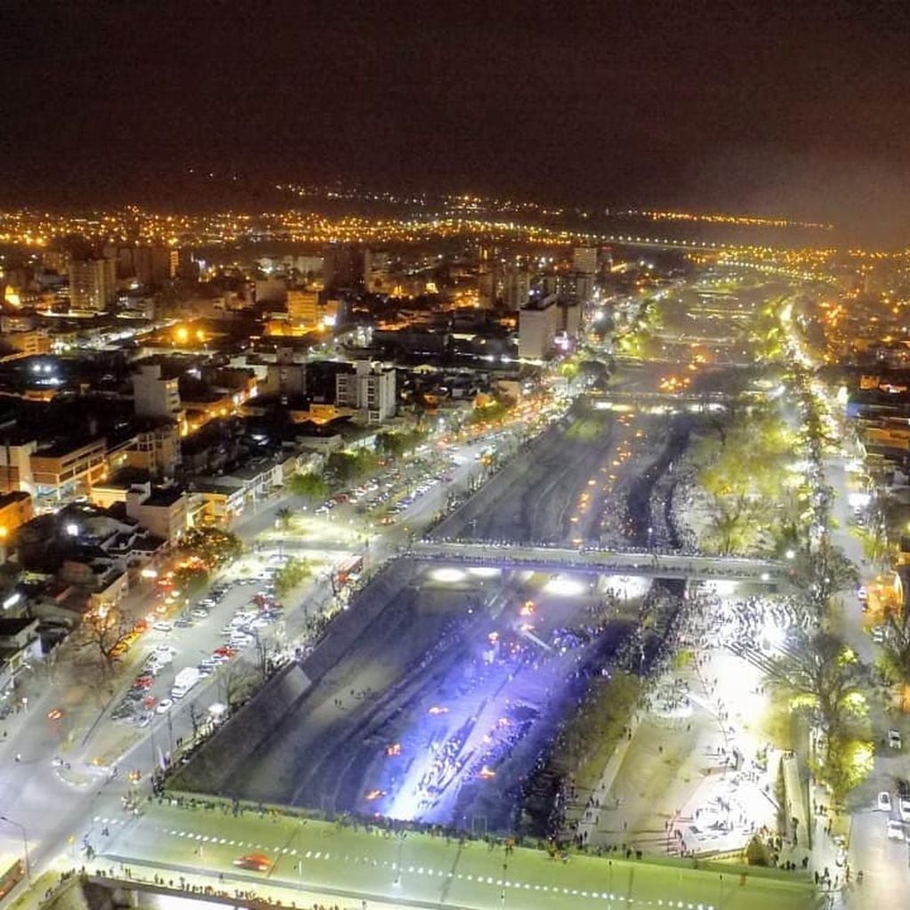Vista nocturna del extenso trazado del parque lineal Xibi Xibi, en San Salvador de Jujuy.