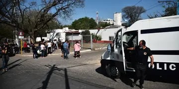 Tensión. Familiares de internos se agolpan frente a la Alcaidía, de barrio Cáceres, en busca de información. (Pedro Castillo)