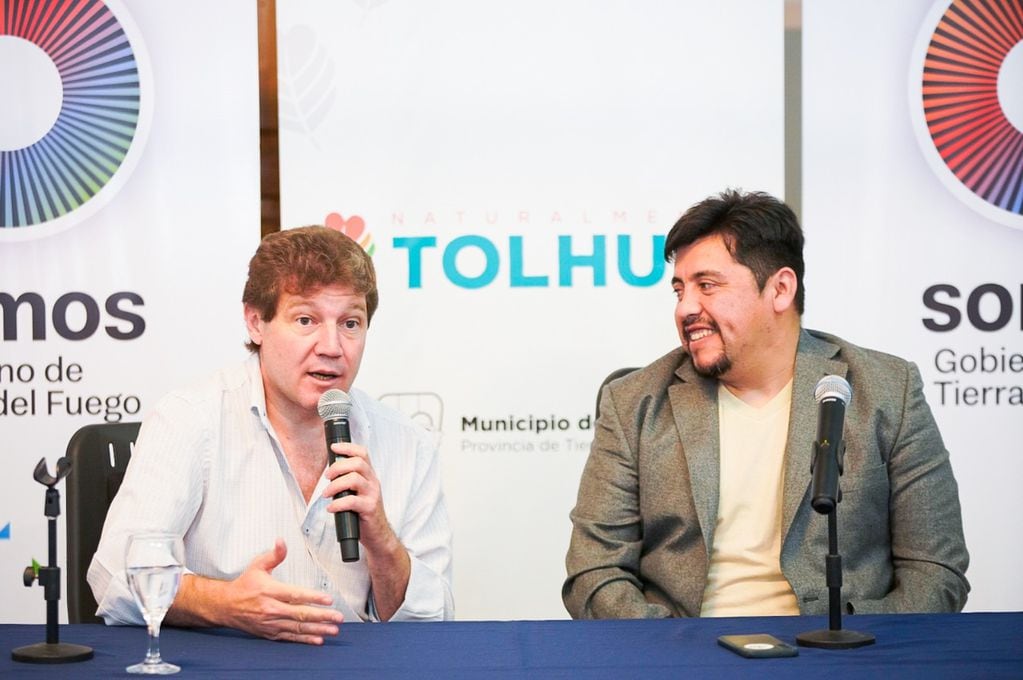 Gobernador de Tierra del Fuego AIAS, Gustavo Melella, firmó un convenio con el Intendente de Tolhuin, Daniel Harrington