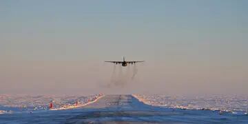 La Armada Argentina realizó vuelos de observación glaciológica sobre la Antártida.