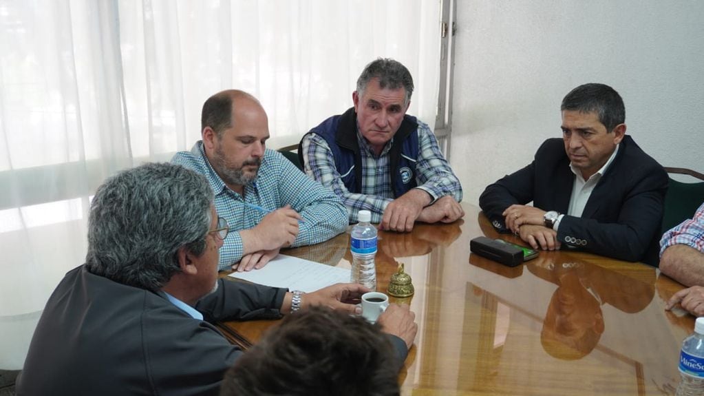 Reunión en la Cámara de Comercio de Alvear con el subsecretario de Agricultura y Ganadería, Sergio Moralejo.