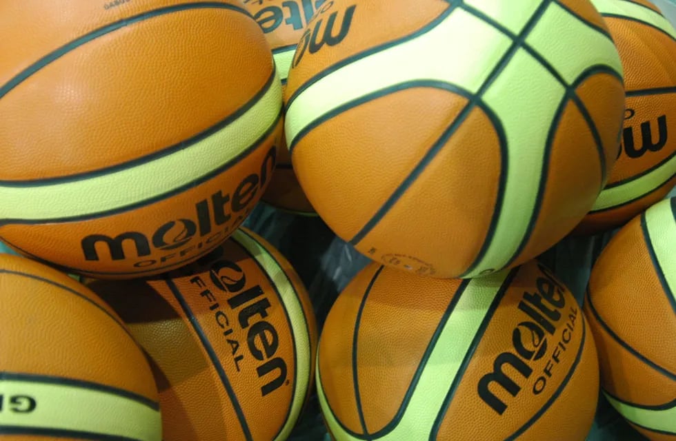 Las pelotas listas para el regreso de las competencias en el básquet local. (La Voz / Archivo)
