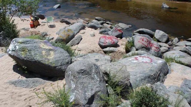 Grafitis y pintadas a la vera del río San Antonio en Tala Huasi: dos personas detenidas.