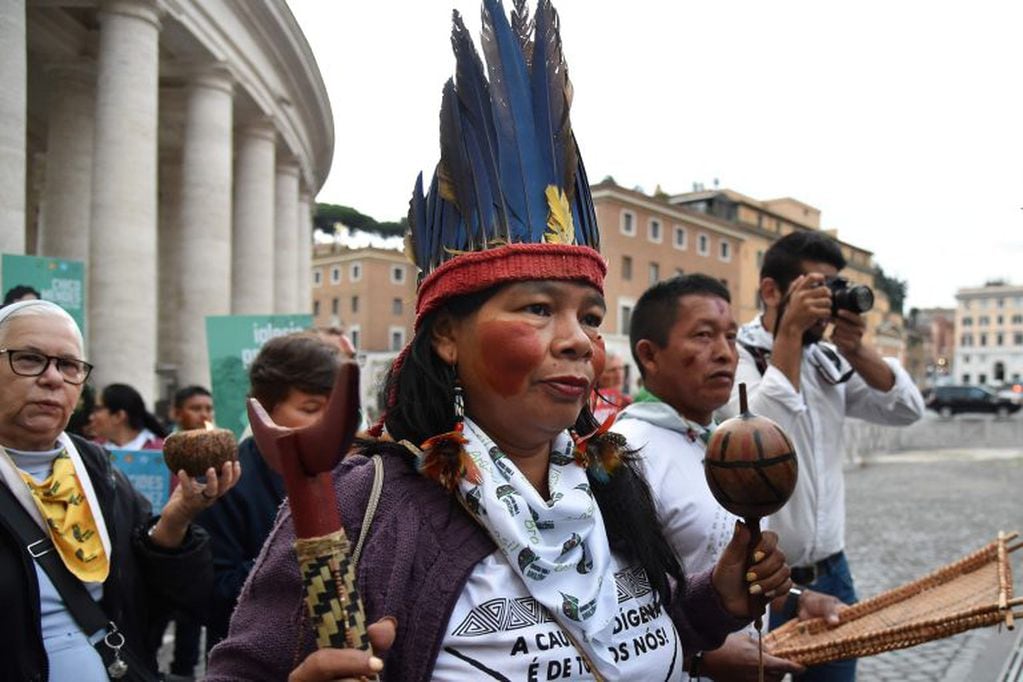 Los representantes étnicos marcharon durante el Sínodo de obispos por la Amazonias. Ya que su modo de vida está bajo amenaza. Foto: Andreas SOLARO/AFP.