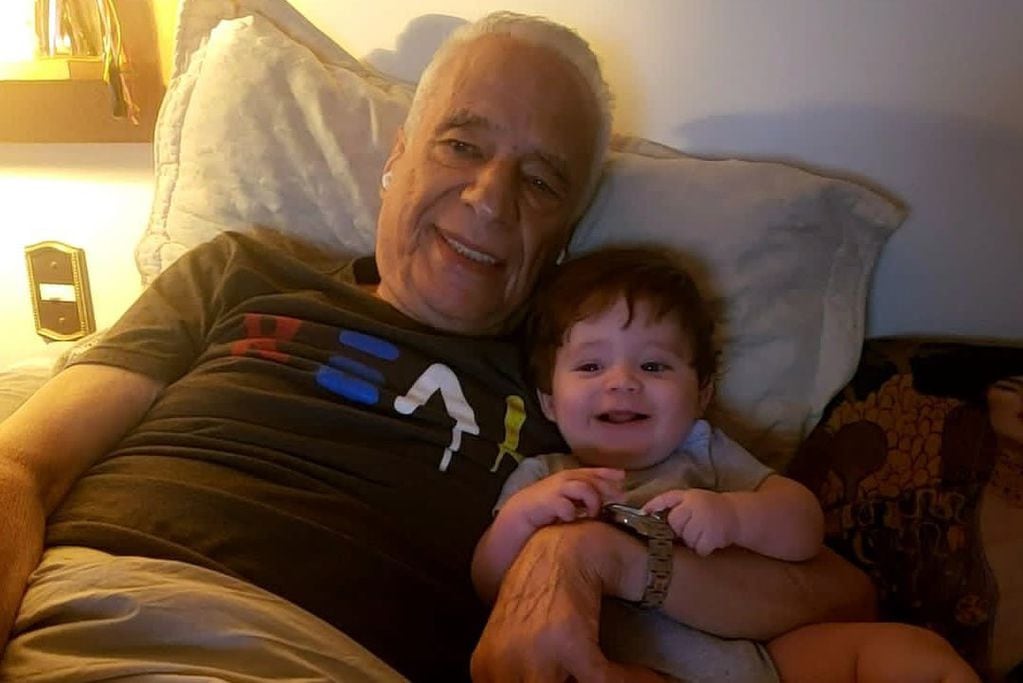 Emilio disfrutando junto a su padre, Alberto Cormillot. (Instagram).