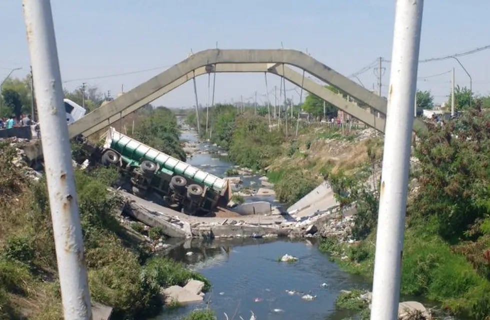 Tucumán: derrumbe de un puente (Foto: Twitter @ElDiario24)