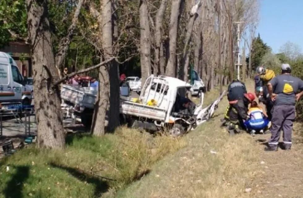 Un camión chocó contra otro que estaba estacionado y el conductor falleció. Ocurrió en Luján de Cuyo.