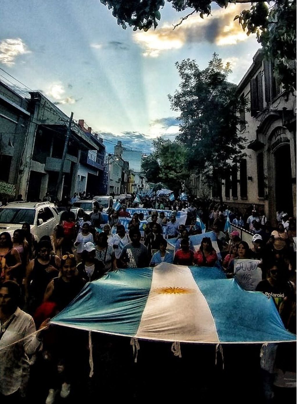 La marcha "Jujuy No Se Toca" avanzando por las calles de San Salvador de Jujuy.