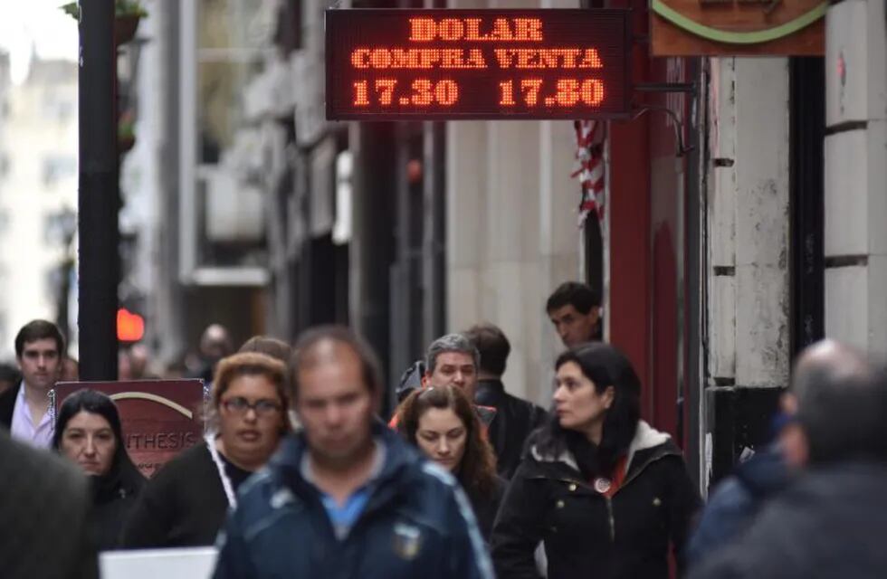 DYN09, BUENOS AIRES 24/07/17, EL DOLAR TOCO OTRO RECORD HISTORICO, EN PIZARRAS 17,80.FOTO:DYN/EZEQUIEL PONTORIERO