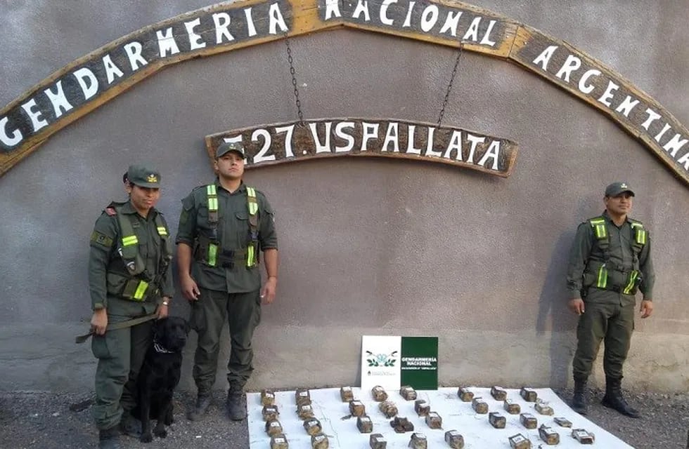 Gendarmería Nacional descubrió un importante cargamento de droga en un camión que se trasladaba hacia Chile.