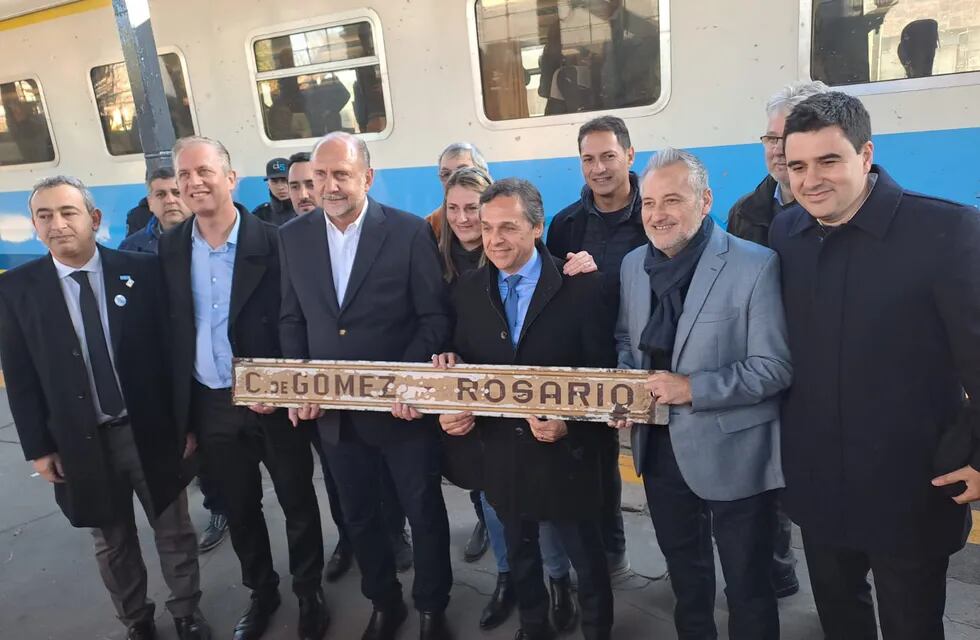 Omar Perotti y deiferentes autoridades de Santa Fe en la inauguración tren Rosario-Cañada de Gómez.