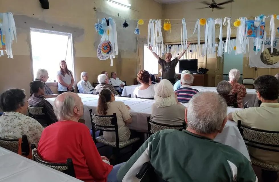 Festejos en el Hogar de ancianos\nCrédito: Prensa Municipalidad Gchú