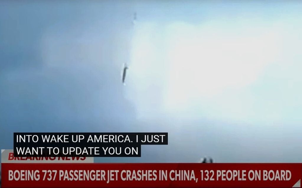 Los videos que registran la caída del avión en China con 132 pasajeros a bordo.
