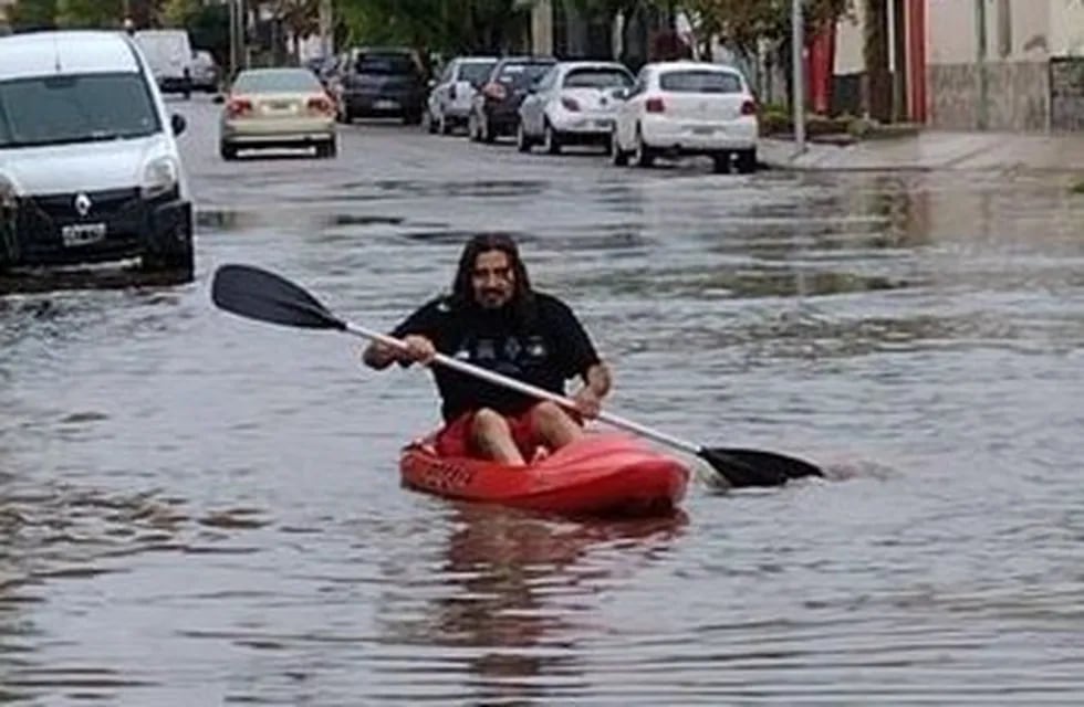 Debido a las inundaciones en Neuquén, un hombre paseó en kayak.
