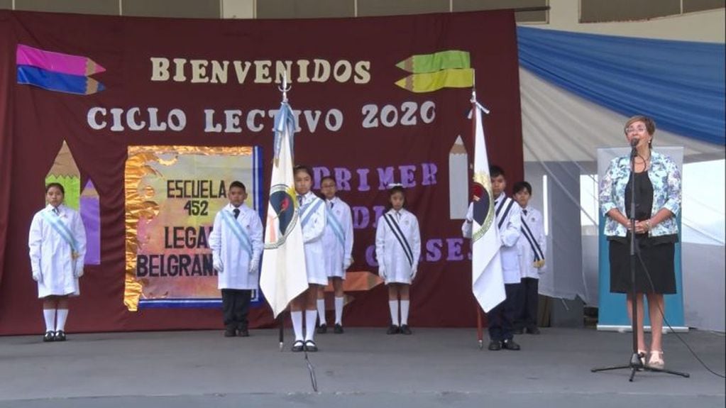 La directora de la Escuela N° 452 “Legado Belgraniano” del barrio Campo Verde, Miriam Palleres, dio la bienvenida al Gobernador, el alumnado y padres, en el primer día de clases.